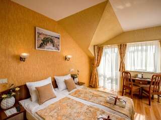 Отель Hotel & SPA Restaurant Pysanka Львов Улучшенный двухместный номер с 2 отдельными кроватями и балконом-1